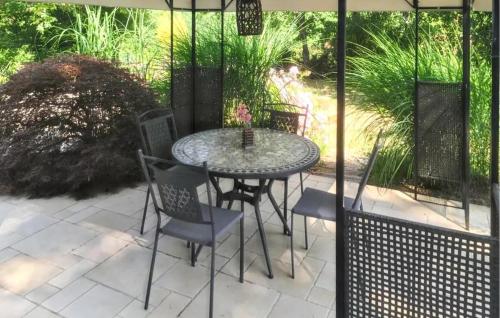 Taman di luar Gorgeous Home In Saint-Chamassy