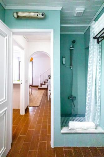 a bathroom with a glass shower in a room at Casa Maria Amalia in Cascais