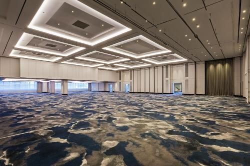 an empty ballroom with a large room with a large ceiling at Frankfurt Airport Marriott Hotel in Frankfurt/Main