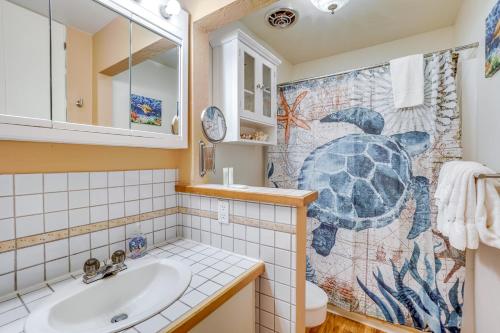 Koupelna v ubytování Kaunakakai Condo with Private Lanai and Ocean Views!