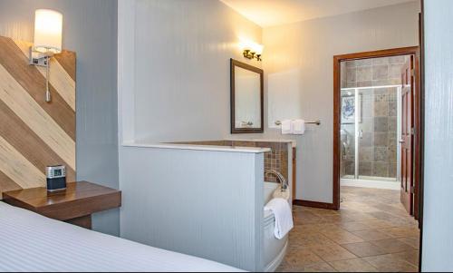 Phòng tắm tại Glacier Canyon by HelloVacay