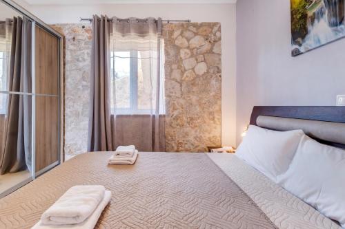 Ένα ή περισσότερα κρεβάτια σε δωμάτιο στο Gkountis stone apartment 4