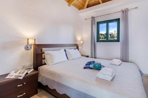 een slaapkamer met een bed met twee handdoeken erop bij Gkountis Deluxe King Suite 1 in Tsoukaladhes