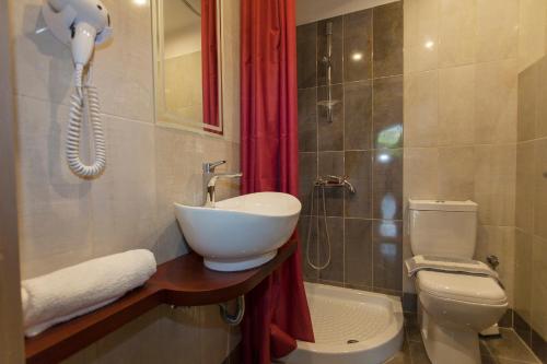A bathroom at Dallas Valtos Studios