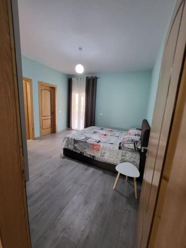 Ένα ή περισσότερα κρεβάτια σε δωμάτιο στο Villa Xhovi