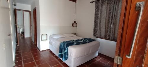 a small bedroom with a bed in a room at Royal-inn SPA & Pousada in Itanhaém