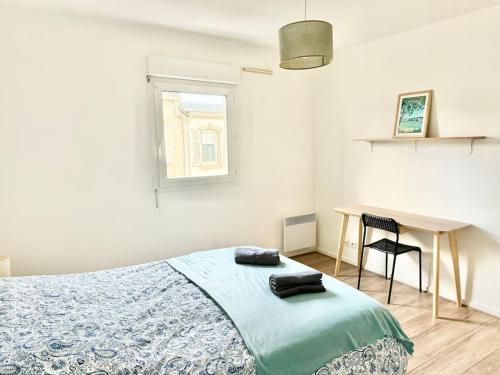 une chambre blanche avec un lit et un bureau dans l'établissement Appartement deux chambres Brest centre proche Tram, à Brest