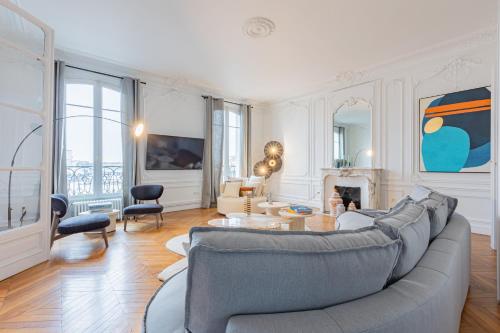 un salon avec un canapé et une table dans l'établissement Luxueux Appartement 5 BD, Arc de Triomphe, à Neuilly-sur-Seine