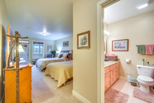 una camera con letto e un bagno con servizi igienici di Cozy Birchwood Condo on Tagalong Golf Course! a Birchwood