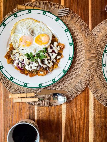 um prato de comida com ovos numa mesa em Kuka y Milpa em Mérida