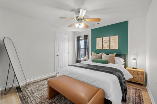 Postel nebo postele na pokoji v ubytování 5BD Texas Charm - Play Ball Theme & Backyard