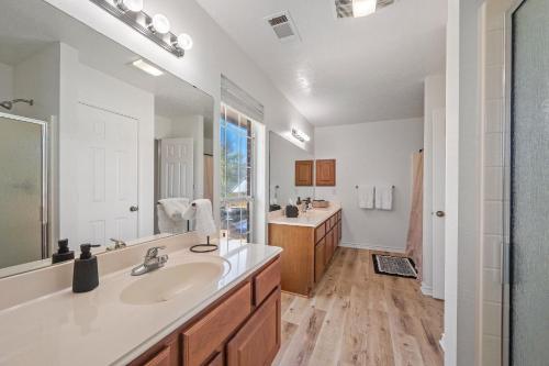 Kuchyň nebo kuchyňský kout v ubytování 5BD Texas Charm - Play Ball Theme & Backyard