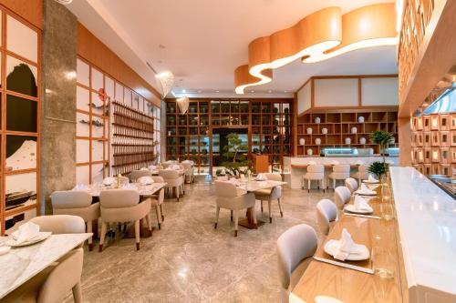 a restaurant with tables and chairs in a library at Holiday Inn Kuwait by IHG in Kuwait