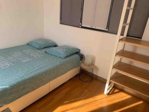 une chambre avec un lit superposé et une échelle dans l'établissement L Appart 21, à Nice