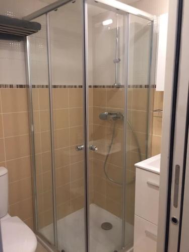 une douche avec une porte vitrée dans une salle de bain dans l'établissement L Appart 21, à Nice