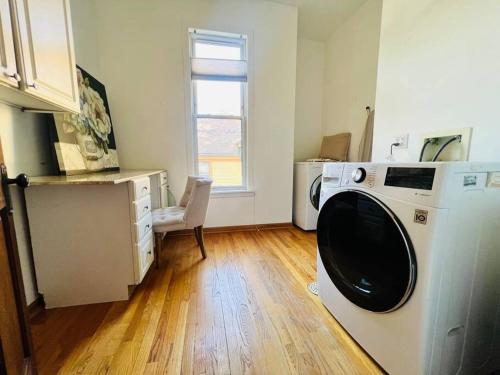 Φωτογραφία από το άλμπουμ του Luxe Downtown Historic Victorian, Premiere Location! σε Oak Park