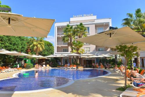 Piscina a Sandy Beach Resort o a prop