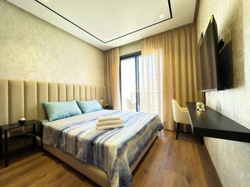 Giường trong phòng chung tại Cozy Studio Calypso 10, CFC à 2min, Parking Dispo