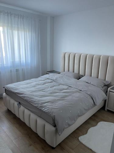 Ένα ή περισσότερα κρεβάτια σε δωμάτιο στο Chic & Comfy Apartment Iasi