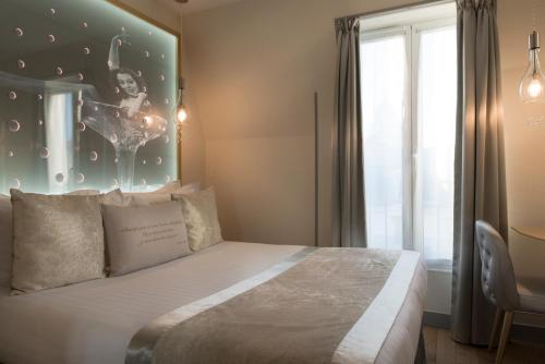 Un ou plusieurs lits dans un hébergement de l'établissement Hotel Les Bulles De Paris