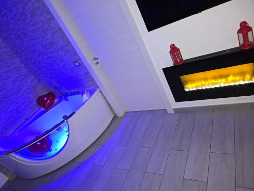 a wellness room with a therapeutic tub with blue lights at Momenti e wellness in Siracusa