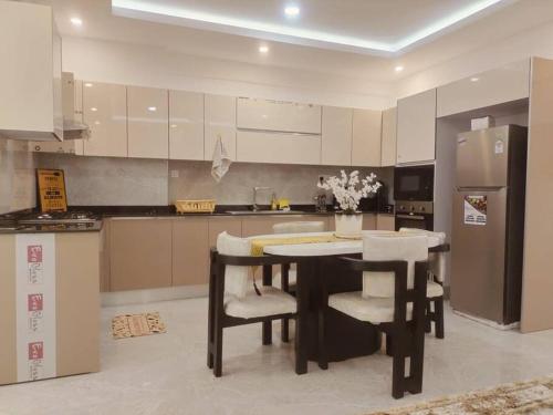 Η κουζίνα ή μικρή κουζίνα στο Lissa Luxury Home Beachfront Bliss,3 bedroom Apartment,Nyali,Mombasa