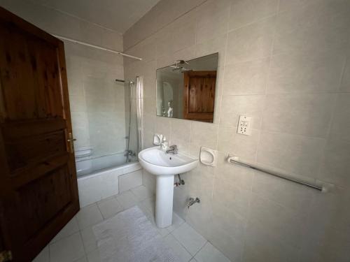 Koupelna v ubytování F61 Room with private bathroom near the Beach in a shared apartment