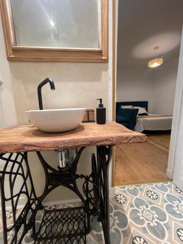 - un lavabo sur un comptoir et un salon dans l'établissement La pause bretonne, à Guingamp