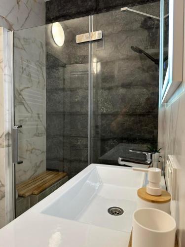 Un baño de ApartDirect Botanica 1