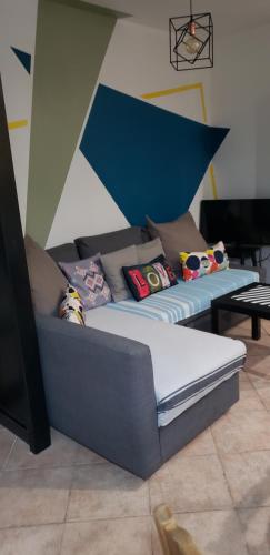 - un canapé avec des oreillers dans l'établissement Petit Paradis au calme en plein Marseille, à Marseille