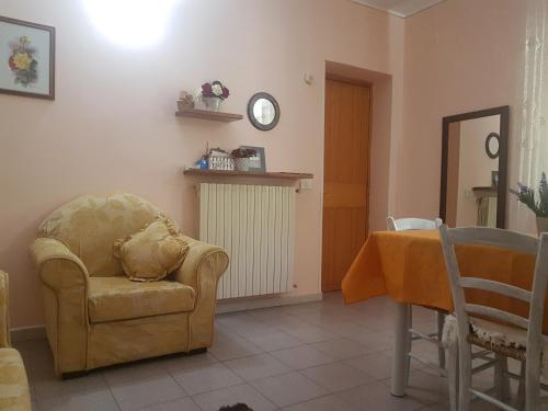 a living room with a chair and a clock on the wall at B&B il Terrazzo in Orvieto