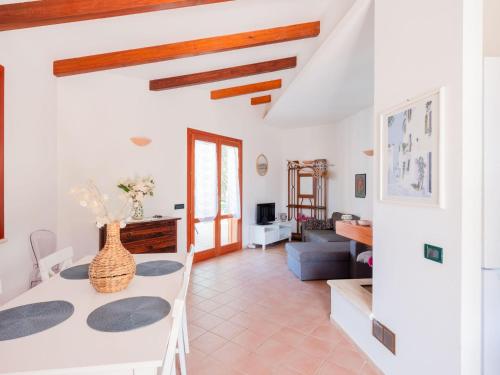 un salon blanc avec une table et des chaises blanches dans l'établissement Villa New Charme, à Castellammare del Golfo