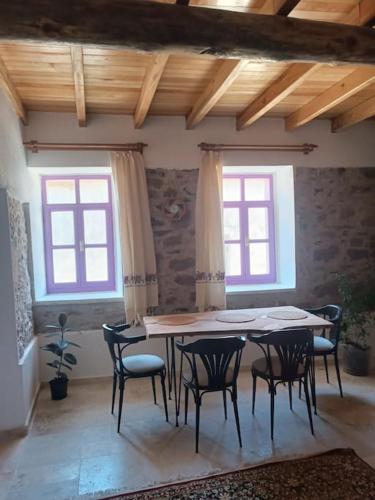 Χώρος καθιστικού στο Tarihi Restore Edilmiş Rum Evi