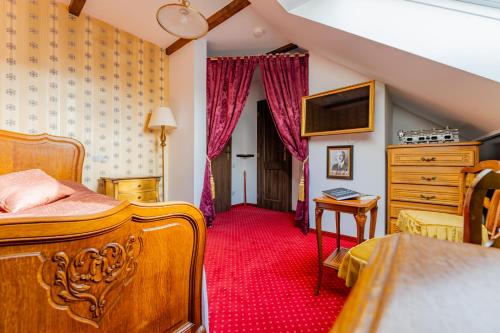 ein Schlafzimmer mit einem Bett und einer Kommode in der Unterkunft Dům U Pana domácího in Zlín