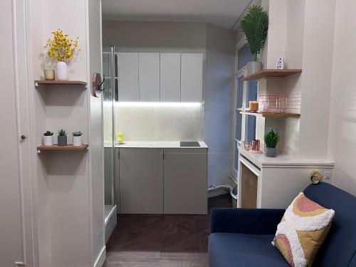 une petite cuisine avec un évier et un réfrigérateur dans l'établissement Trocadéro Eiffel Tour - refurbished furnished flat, à Paris