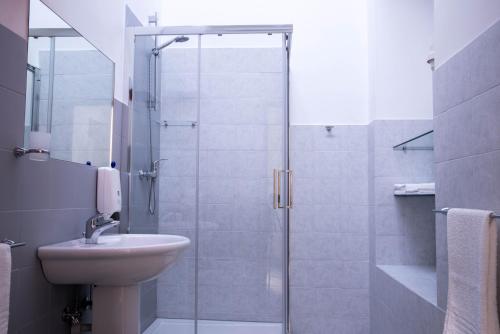 マテーラにあるB&B Il Tramontanoのバスルーム(シャワー、洗面台、トイレ付)