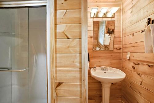 Koupelna v ubytování Creekside Hideaway