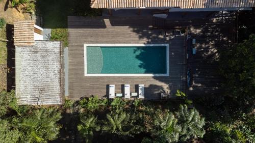 una vista sul tetto di una piscina in una casa di O Canto do Vale Trancoso a Trancoso