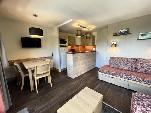 un petit salon avec un canapé et une table dans l'établissement Résidence Sainbois - Résidence SAINBOIS N°223 MAE-1541, à La Plagne Tarentaise