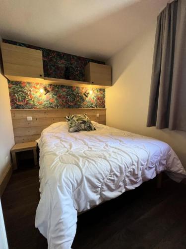 une chambre avec un grand lit blanc dans une pièce dans l'établissement Résidence Sainbois - Résidence SAINBOIS N°223 MAE-1541, à La Plagne Tarentaise
