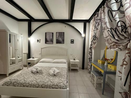 een slaapkamer met een bed waarop twee kussens liggen bij Double B in Rome