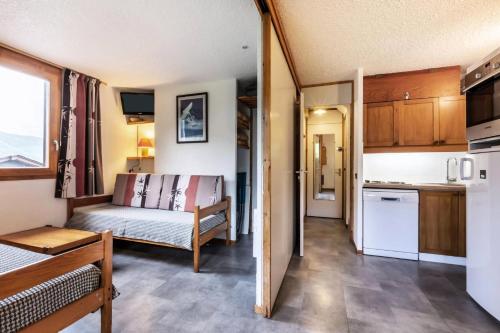 Cette petite chambre comprend un lit et une cuisine. dans l'établissement Résidence Pierrafort G - PIERRAFORT 35 MAE-3001, à Valmorel