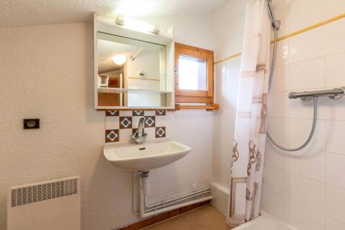 une salle de bain avec un lavabo et une douche dans l'établissement Résidence Pierrafort G - PIERRAFORT 35 MAE-3001, à Valmorel