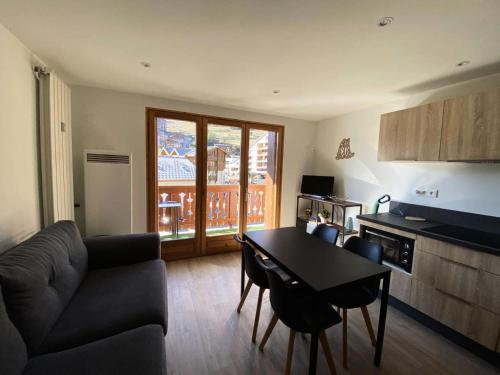 un salon avec un canapé et une table avec des chaises dans l'établissement Résidence Myosotis - Super appartement au pied-des-pistes et Centre MAE-5421, à Vénosc