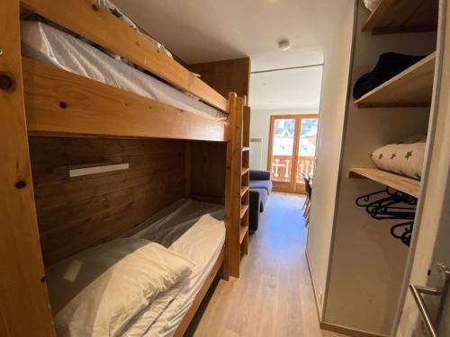 une chambre avec deux lits superposés dans une pièce dans l'établissement Résidence Myosotis - Super appartement au pied-des-pistes et Centre MAE-5421, à Vénosc
