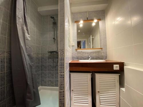 une salle de bain avec une douche, un lavabo et un miroir dans l'établissement Résidence Myosotis - Super appartement au pied-des-pistes et Centre MAE-5421, à Vénosc