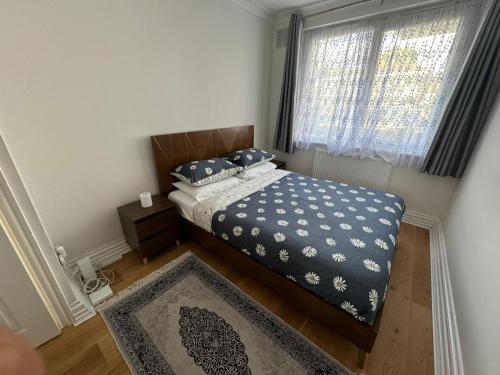 a small bedroom with a bed and a window at Homely and very comfortable apartment in London