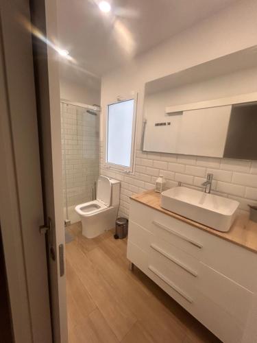 Un baño blanco con lavabo e inodoro. en Padre Anchieta 35 - 5, en Santa Cruz de Tenerife