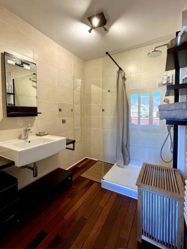 une salle de bain avec une douche, un lavabo et une baignoire dans l'établissement Appartement calme avec vue panoramique, à Toulon
