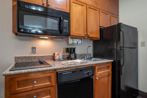 Кухня или мини-кухня в MainStay Suites Denham Springs - Baton Rouge East

